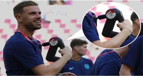 "مسدس عضلي" يجهز إنجلترا بدنيًا في كأس العالم (صور)